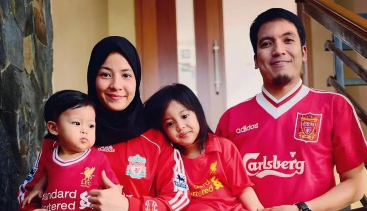 Keluarga Desta kompak pakai jersey Liverpool. Selain anak-anak, mantan istrinya, Caca juga pakai jersey serupa. [Instagram.com/desta80s]