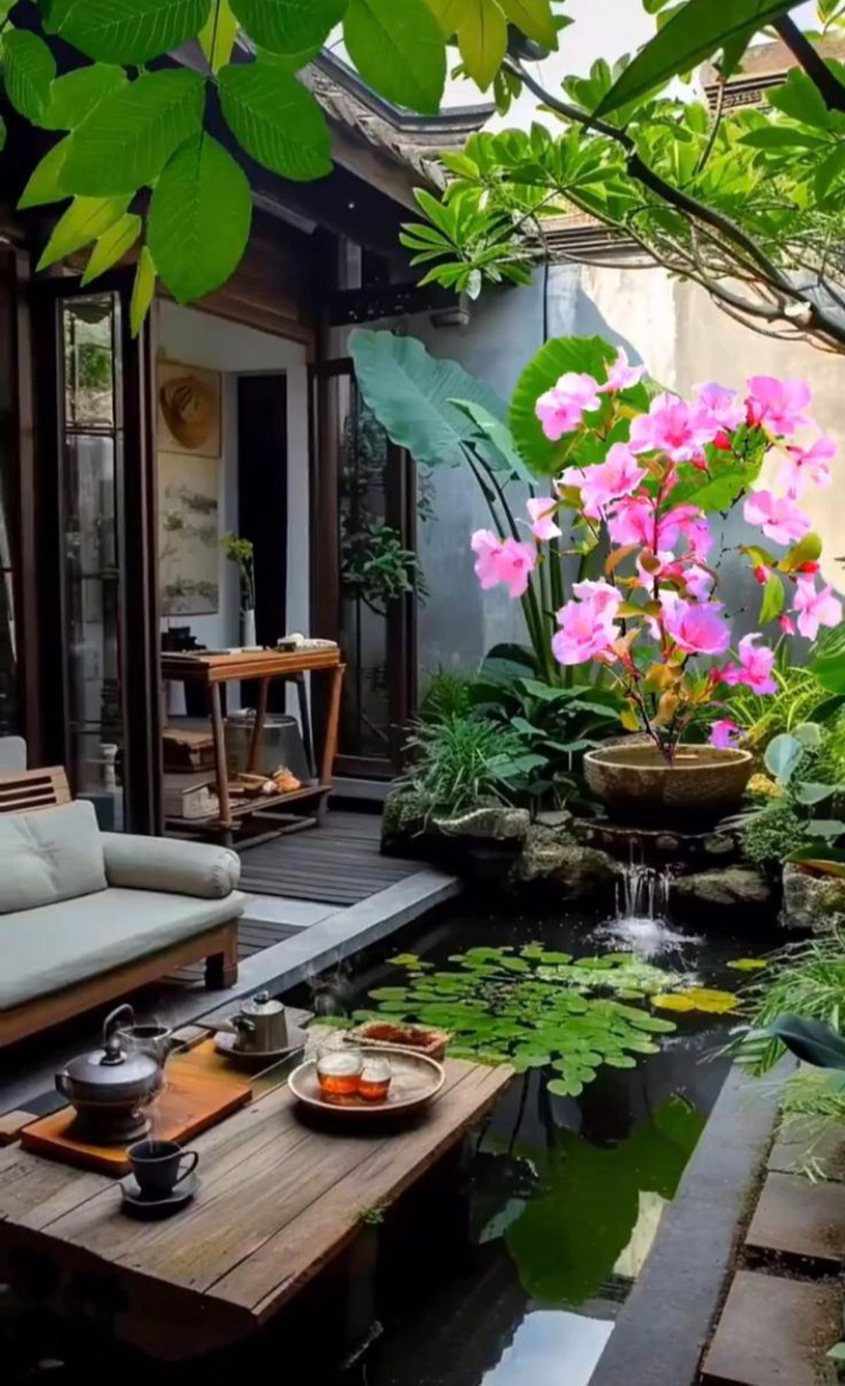 Dapur Terbuka Modern dengan Akses Taman dan Kolam