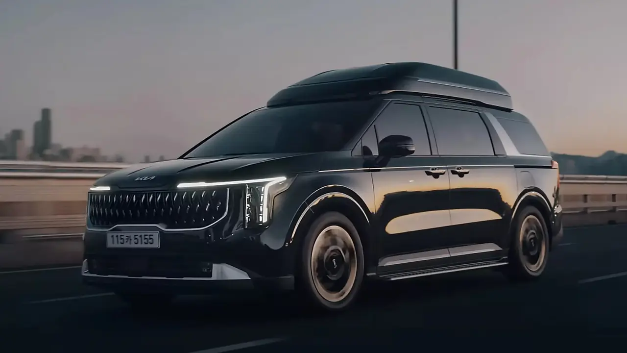 Kia Carnival Hi Limousine 2026 tampil makin mewah dengan atap tinggi khas dan desain baru yang elegan. (Carscoops)