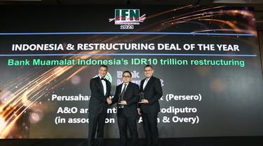 Direktud Utama (Dirut) PT Perusahaan Pengelola Aset (Persero) atau PT PPA Yadi Jaya Ruchandi dan Direktur Investasi 2 PT PPA Adi Pamungkas Daskian saat menerima dari Islamic Finance News (IFN) Awards di Dubai, kemarin (26/5/2022).