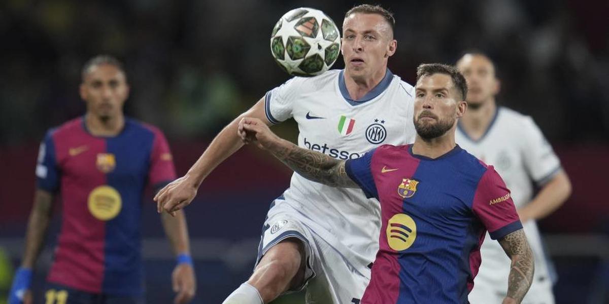 Barcelona Indikasikan Tidak Beli Pengganti Inigo Martinez Meski Stok Bek Tengah Menipis