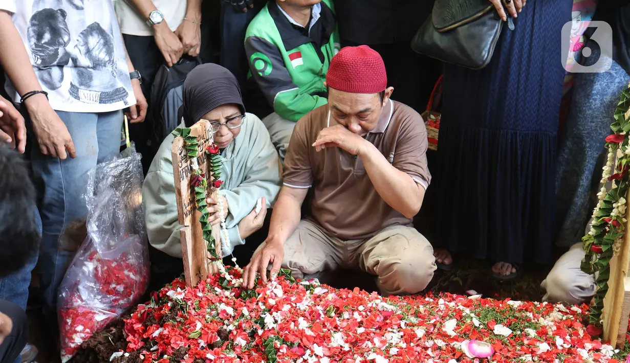 Beberapa kerabat dekat terlihat meneteskan air mata ketika jenazah Affan diturunkan ke liang lahat. (Kapanlagi.com/Budy Santoso)
