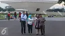 Pengunjung berjalan sambil berbincang di kawasan Monas, Jakarta, Kamis (31/3/2016). Rutinnya penertiban membuat kawasan Monas kini lebih tertata rapih dan bebas dari PKL. (Liputan6.com/Imamnuel Antonius)