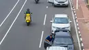 <p>Pengemudi mengantre di sepanjang jalan untuk membeli bahan bakar dari stasiun bahan bakar Lanka IOC di Kolombo, Selasa (24/5/2022). Sri Lanka yang kekurangan uang menaikkan harga bahan bakar secara tajam ke rekor tertinggi pada 24 Mei 2022, menyebabkan penderitaan lebih lanjut bagi 22 juta orang di negara itu dalam krisis terburuk sejak kemerdekaan. (Ishara S. KODIKARA / AFP)</p>