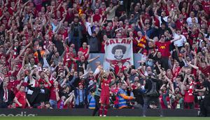 Pemain Liverpool, Mohamed Salah merayakan golnya dengan berswafoto bersama para pendukung timnya dalam laga lanjutan Liga Inggris 2024/2025 melawan Tottenham Hotspur di Anfiled, Liverpool, Inggris, Minggu (27/04/2025) waktu setempat. (AP Photo/Jon Super)