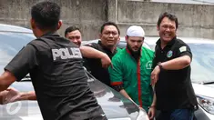 Penyanyi dangdut Ridho Rhoma dikawal petugas saat tiba di Rumah Sakit Ketergantungan Obat (RSKO), Jakarta, Selasa (4/4). Ridho Rhoma akan menjalankan rehabilitasi di RSKO tersebut. (Liputan6.com/Herman Zakharia)