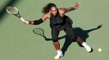 Juara Grand Slam 23 kali, Serena Williams melakukan servis ke arah juara Indian Wells, Naomi Osaka pada babak pertama Miami Terbuka di Crandon Park, Rabu (21/3). Serena takluk dengan skor 3-6, 2-6 hanya dalam waktu satu jam 17 menit. (AP/Lynne Sladky)