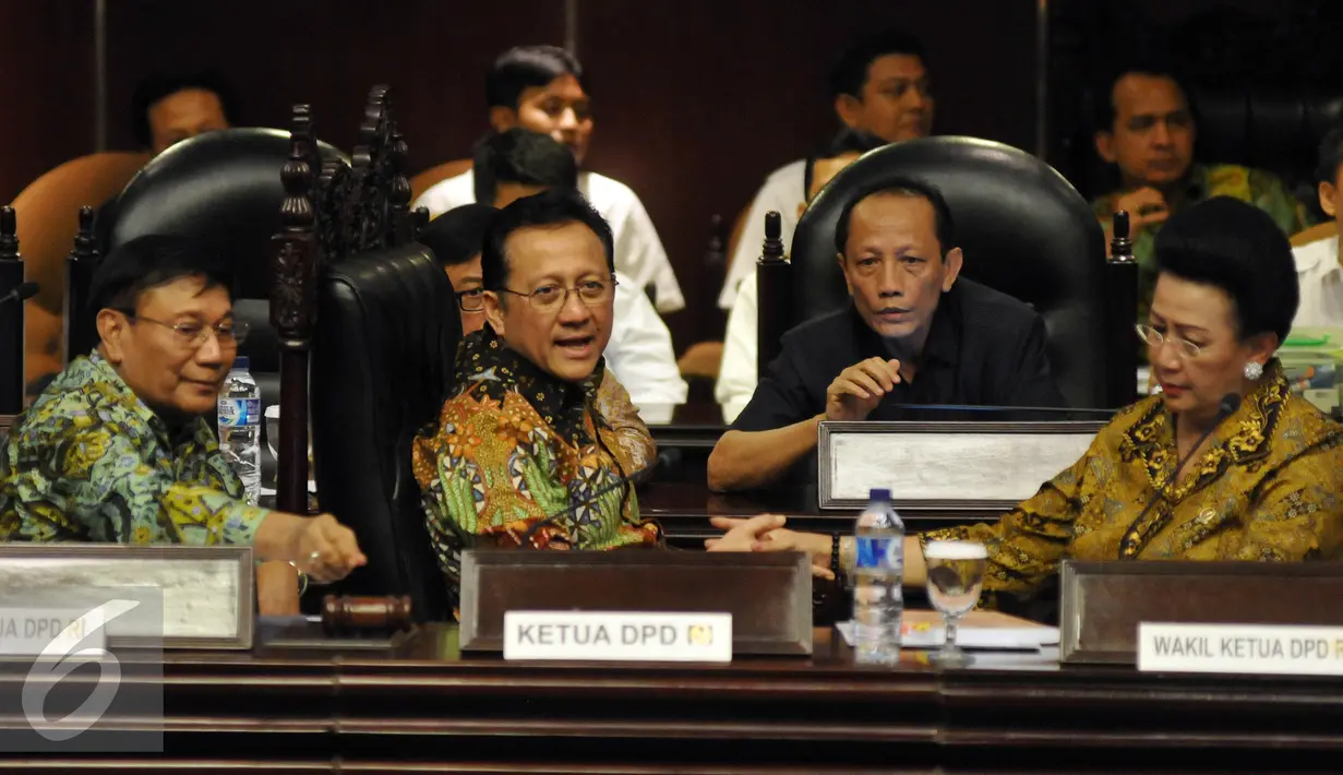 Ketua DPD Irman Gusman (tengah) saat memimpin Sidang Paripurna Luar Biasa DPD RI di Kompleks Parlemen, Jakarta, Rabu (13/4/2016). Irman Gusman diinterupsi anggota DPD yang menolak dirinya memimpin sidang. (Liputan6.com/Johan Tallo)