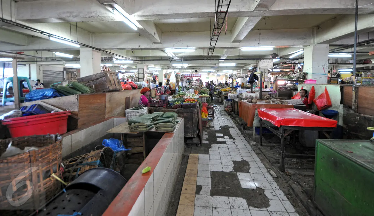 Kegiatan perdagangan di Pasar Minggu, Jakarta masih terbilang sepi pengunjung, Rabu (22/7/2015). Hari ke-5 pasca Lebaran, aktivitas perdagangan di pasar tradisional belum kembali normal. (Liputan6.com/Yoppy Renato)