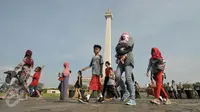 Libur Lebaran ini tak membuat para pengunjung patah semangat untuk naik ke puncak Monas. Sementara Malioboro, Yogyakarta dipadati wisatawan.