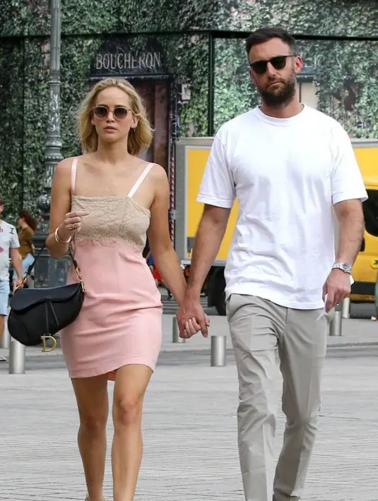 Dilansir dari E! News, keduanya terlihat mera berjalan-jalan di pusat kota Paris. (TheImageDirect.com/E! News)