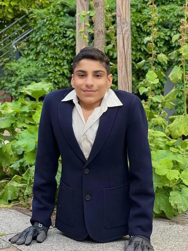 Foto: Ghanim Al-Muftah Kenakan Jas