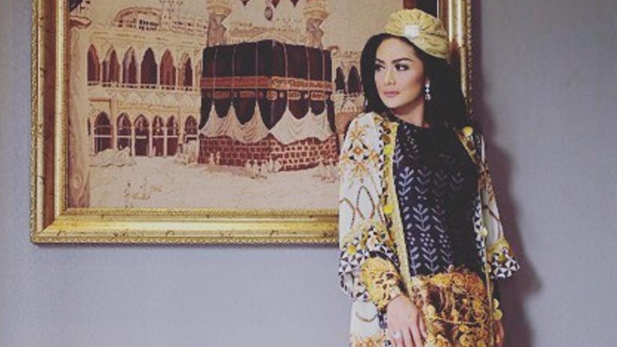 6 Selebritas Cantik dan Modis Bergaya bak Putri Raja Arab