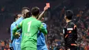 Pemain Trabzonspor, Salih Dursun, memberi kartu merah kepada wasit Deniz Bitnel (kanan) saat laga Liga Super Turki melawan Galatasaray di Istanbul, Turki, (21/2/2016). Salih Dursun sebelumnya mendapat kartu merah dari wasit. (Reuters/Str)