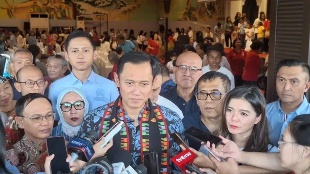 Ketua Umum Partai Demokrat Agus Harimurti Yudhoyono (AHY) menggelar bakti sosial menggunakan hasil lelang lukisan sang ayah Presiden ke-6 RI SBY.