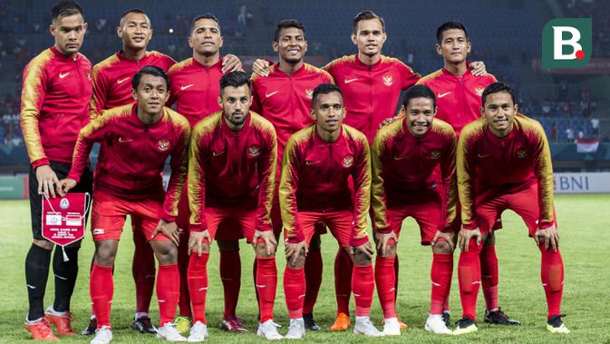 Para pemain Timnas Indonesia foto bersama sebelum melawan Taiwan pada laga Grup A Asian Games di Stadion Patriot, Jawa Barat, Minggu (12/8/2018). Indonesia menang 4-0 atas Taiwan. (Bola.com/Vitalis Yogi Trisna)