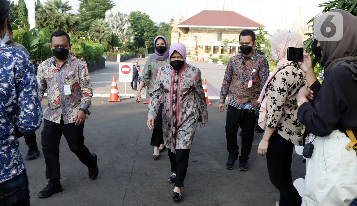 Menteri Sosial RI, Tri Rismaharini saat tiba untuk menghadiri pemakaman Menpan RB, Tjahjo Kumolo di Taman Makam Pahlawan Nasional, Kalibata, Jakarta, Jumat (1/7/2022). Menpan RB Tjahjo Kumolo meninggal dunia pada Jumat (1/7) di usia 64 tahun. (Liputan6.com/Helmi Fithriansyah)