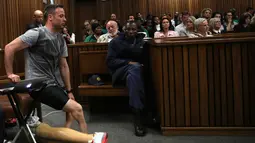 Oscar Pistorius saat menjalani sidang  kasus pembunuhan di Pretoria , Afrika Selatan 15 Juni 2016 Pria ini tercatat sebagai pelari berkaki palsu yang menjadi atlet pertama yang terjun baik di Olimpiade maupun di arena Paralimpiade. (REUTERS / Alon Skuy)
