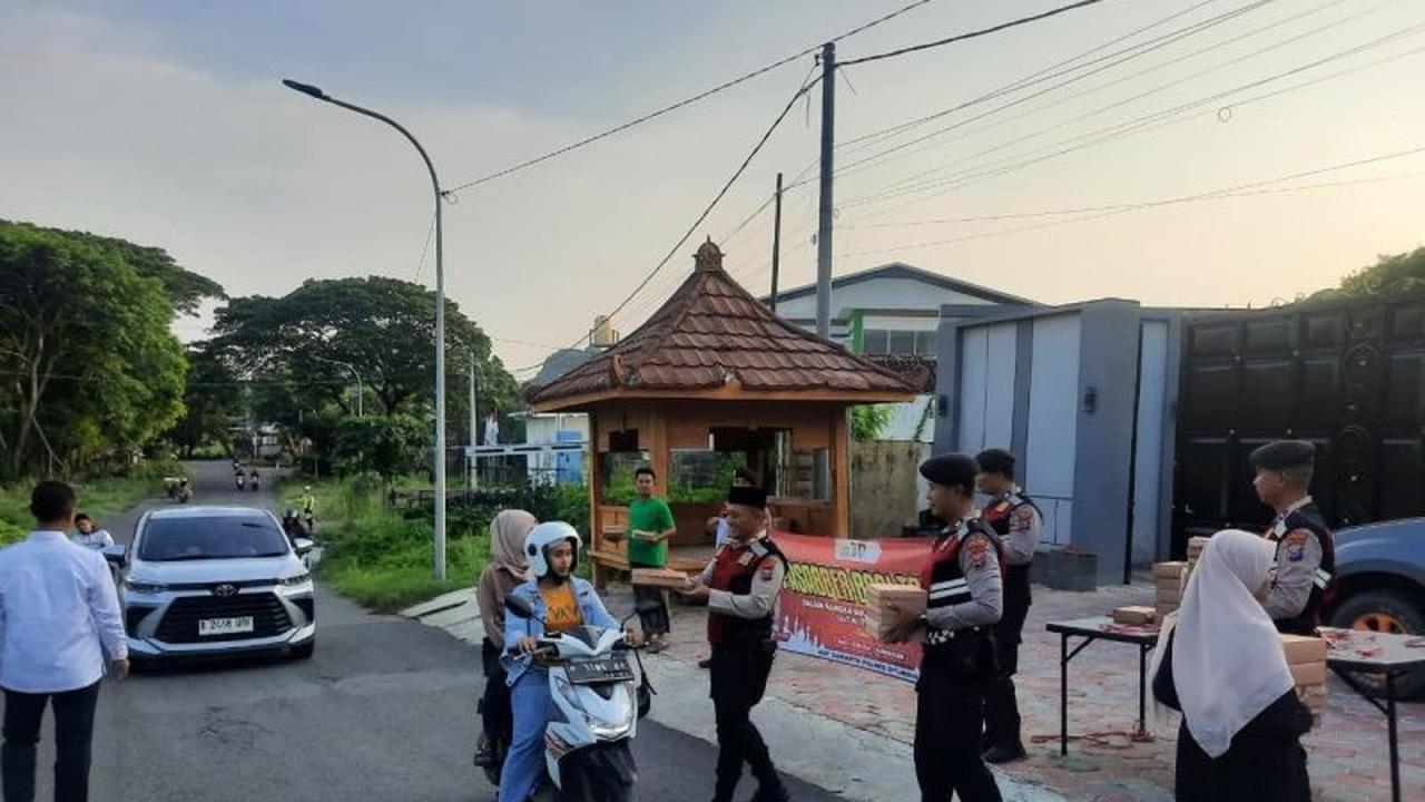 Polres Situbondo Gelar Patroli dan Bagikan Takjil, Perkuat Kedekatan dengan Warga