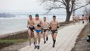Peserta berlari saat mengikuti lomba Underpants Run di tepi sungai Danube di Beograd, Serbia (4/2). Dengan hanya mengenakan pakaian dalam para peserta tetap semangat mengikuti lomba dengan suhu mendekati nol derajat Celcius. (AP Photo/Marko Drobnjakovic)