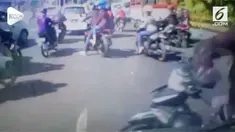 Seorang pengendara motor merusak sebuah mobil lantaran tak terima terserempet.