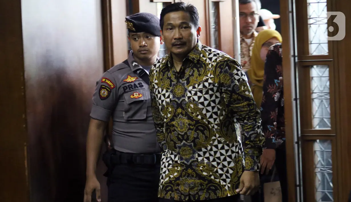 Terdakwa penerima gratifikasi terkait kerjasama jasa pelayaran, Bowo Sidik Pangarso bersiap menjalani sidang pembacaan putusan di Pengadilan Tipikor Jakarta, Rabu (4/12/2019). Bowo divonis 5 tahun penjara dan denda Rp 250 juta subsider 4 bulan kurungan. (Liputan6.com/Helmi Fithriansyah)