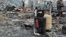 Pengungsi Rohingya membersihkan puing-puing sisa kebakaran di kamp pengungsi di Balukhali, Bangladesh selatan (22/3/2021). Api menghancurkan ratusan tempat penampungan dan menyebabkan ribuan orang kehilangan tempat tinggal, kata pejabat dan saksi. (AFP Photo)
