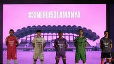 Dari kiri ke kanan: Dede Sulaiman, Bae Sin-yong, Muhammad Toha, dan Dhika Bayangkara tengah mengenakan jersey baru Persita Tangerang yang akan dipakai untuk mengarungi BRI Liga 1 musim 2022/2023 dalam acara Launching Team and Jersey Persita Tangerang di The Springs Club, Gading Serpong, Tangerang, Banten pada Kamis (21/06/2022). (Bola.com/Bagaskara Lazuardi)