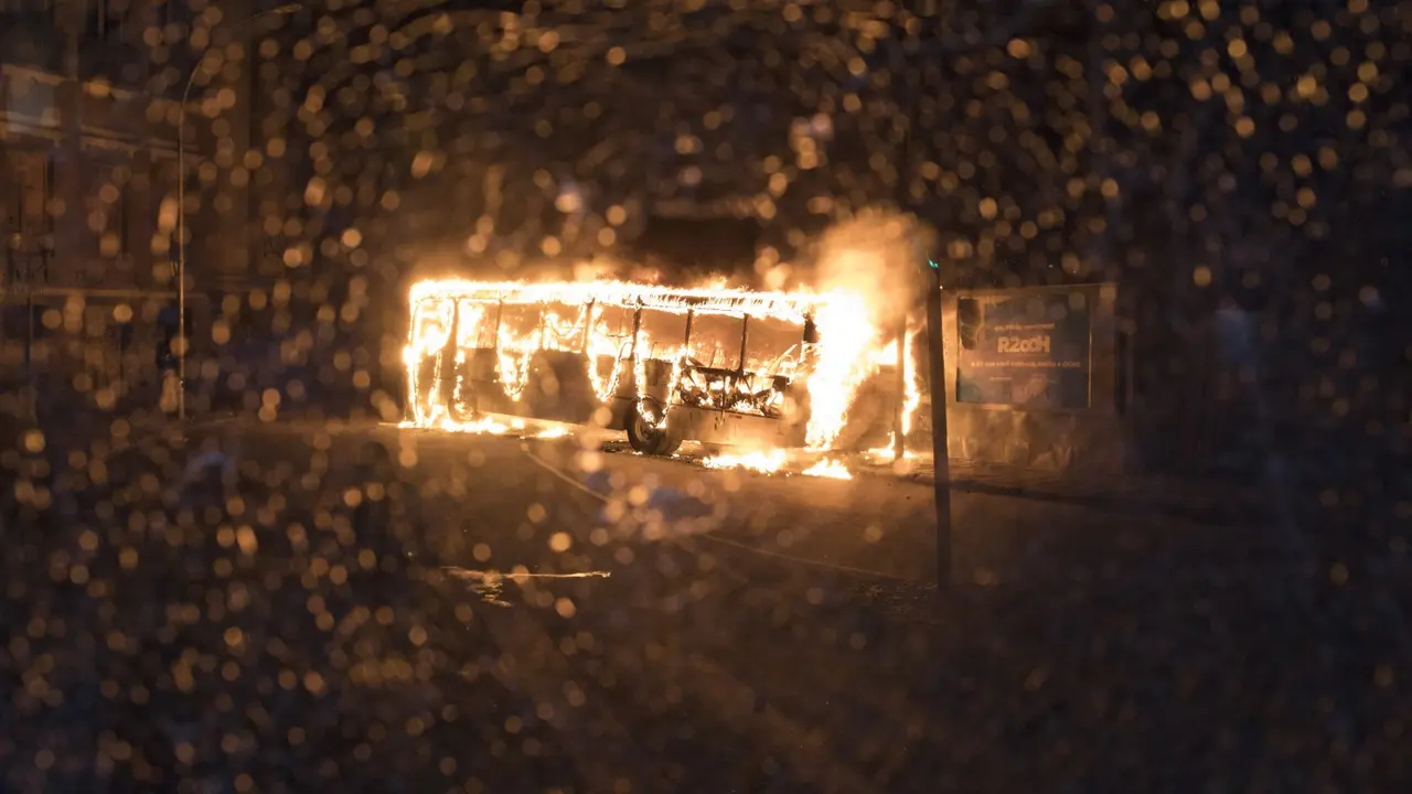 Bus dibakar dalam demonstrasi yang berlangsung rusuh di Brasil