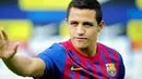 Penyerang asal Cile Alexis Sanchez diperkenalkan secara resmi oleh Barcelona di pemusatan latihan tim di San Juan Despi, 25 Juli 2011. AFP PHOTO/JOSEP LAGO