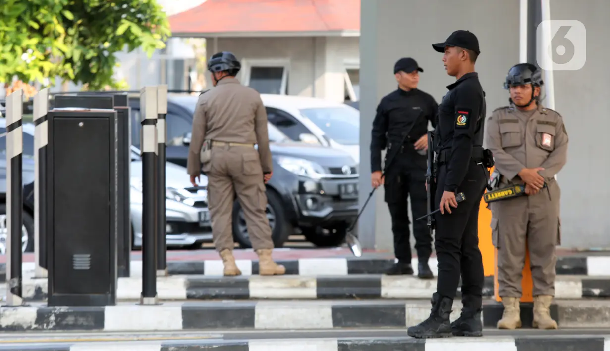 Beberapa akses atau pintu masuk menuju Kompleks Parlemen juga diperketat dengan adanya metal detector. (Liputan6.com/Johan Tallo)