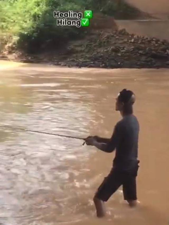 Viral, Aksi Nyeleneh Orang Mancing di Sungai Ini Bikin Netizen Panik