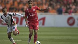 Gelandang Persija Jakarta, Renan Da Silva, menggiring bola saat melawan Mitra Kukar pada laga Liga 1 di SUGBK, Jakarta, Minggu (9/12). (Bola.com/Yoppy Renato)