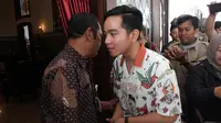 Gibran saat cipika-cipiki dengan Wali Kota Solo FX Hadi Rudyatmo di Loj Gandrung, Rabu (18/9).(Liputan6.com/Fajar Abrori)
