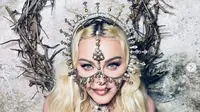 Madonna memamerkan aksesori di wajahnya karya Rinaldy Yunardi bertepatan HUT ke-76 RI (dok.instagram/@rinaldyyunardi/https://www.instagram.com/p/CSrQVHWFAXA/Komarudin)