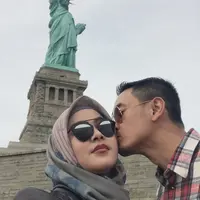 Zumi Zola dan Sherrin (Instagram/stharia)