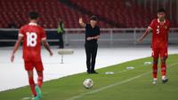 Pelatih Timnas Indonesia U-20, Shin Tae-yong melambaikan tangan ke arah bangku cadangan Selandia Baru pada laga International Friendly Match U-20 di Stadion Utama Gelora Bung Karno (SUGBK), Jakarta, Minggu (19/02/2023). (Bola.com/Ikhwan Yanuar)