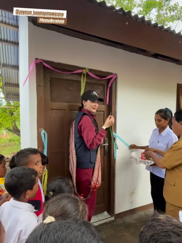 Luna Maya Resmikan Sekolah