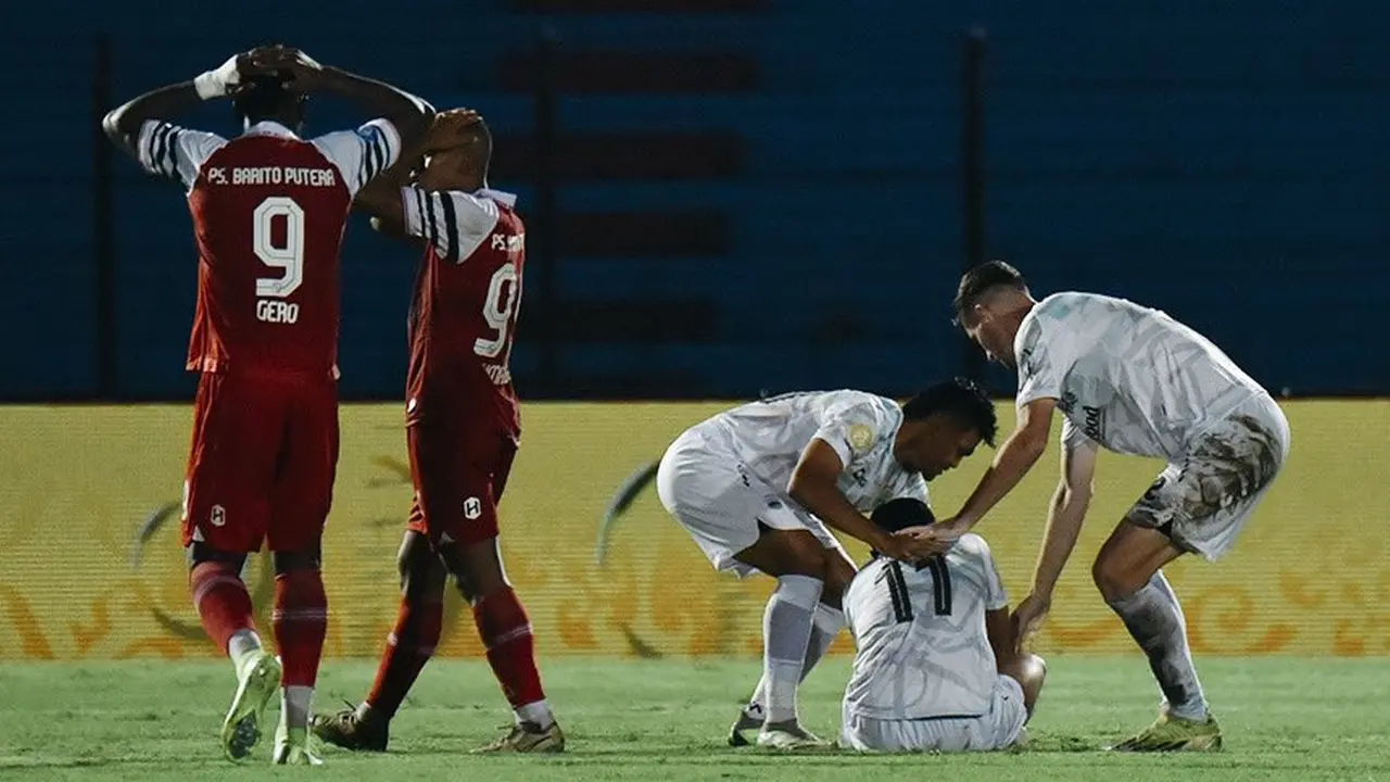 Gelandang Persib Bandung, Dedi Kusnandar, mengalami patah kaki.