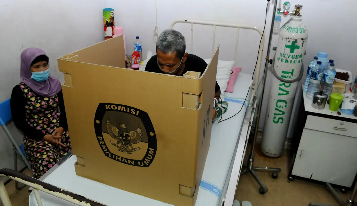 Seorang pasien menggunakan hak pilihnya di RS.Fatmawati, Jakarta Selatan, Rabu (9/4) (Liputan6.com/Andrian M Tunay)