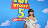 Penyanyi peraih 14 Grammy Awards tersebut hadir sebagai tamu kehormatan sekaligus pengisi soundtrack original film animasi legendaris garapan Pixar itu. [@billboard].