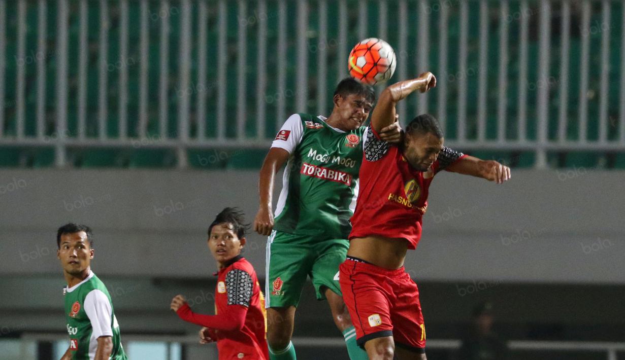 Pemain PS TNI, Hendri Aprillianto (kiri) berduel dengan pemain Barito Putra, Luis Junior pada laga Torabika SC 2016 di Stadion Pakansari, Bogor, Jumat (22/7/2016). (Bola.com/Nicklas Hanoatubun)