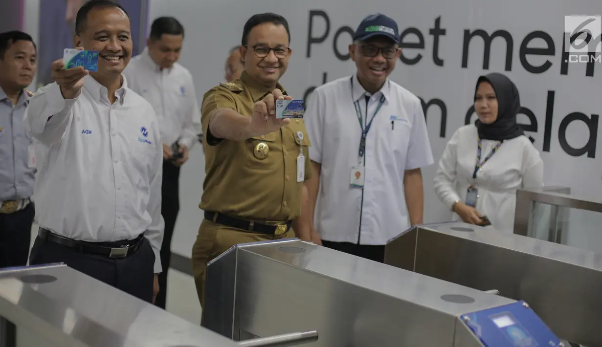 Gubernur DKI Jakarta Anies Baswedan menunjukkan e-ticketing di gate in stasiun MRT Bundaran HI yang terintegrasi dengan halte transJakarta, Senin (25/3). Halte TransJakarta Bundaran HI sempat dibongkar dan dinonaktifkan karena adanya proyek MRT Jakarta pada 2014. (Liputan6.com/Faizal Fanani)