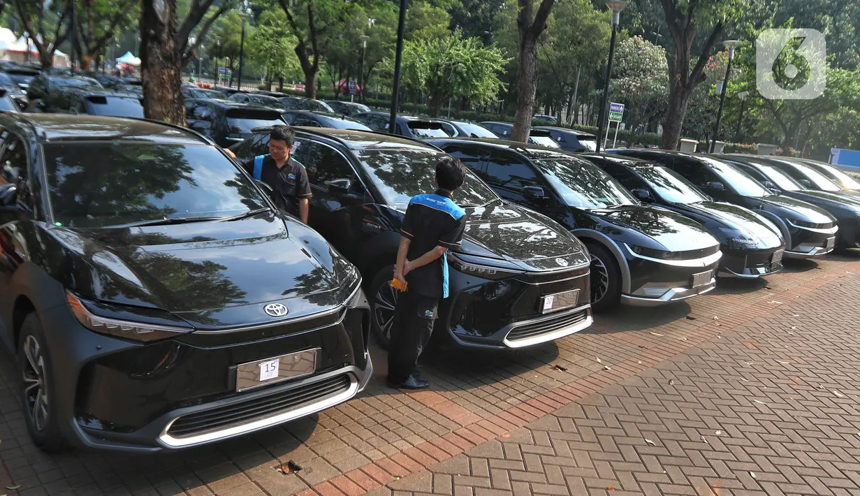 Selain itu, penggunaan mobil listrik juga untuk menunjukkan komitmen Indonesia dalam terus mendorong nol emisi karbon atau net zero emissions (NZE). (Liputan6.com/Angga Yuniar)
