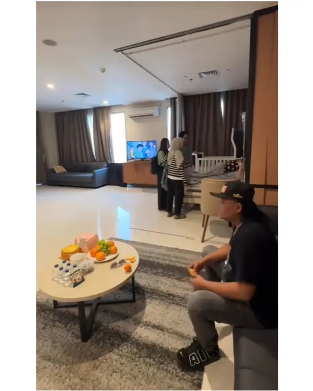 Momen Sule jenguk Mahalini di RS, kamar mewah bikin salfok netizen