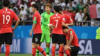 Timnas Korea Selatan termasuk Son Heung-min, Ki Sueng-yueng, dan Cho Hyun-woo seusai laga melawan Meksiko (23/6/2018) di Piala Dunia 2018.  (AFP/Khaled Desouki)