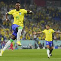 Timnas Brasil,&nbsp;Vinicius Junior merayakan gol pertama timnya ke gawang Korea Selatan saat laga 16 besar Piala Dunia 2022 yang berlangsung di 974 Stadium, Selasa (06/12/2022). (AP/Jin-Man Lee)