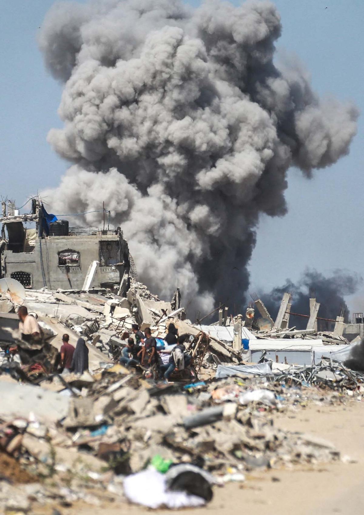 FOTO: Serangan Udara Israel Terus Berlangsung, Warga Mengungsi ke Arah Pantai Kota Gaza
