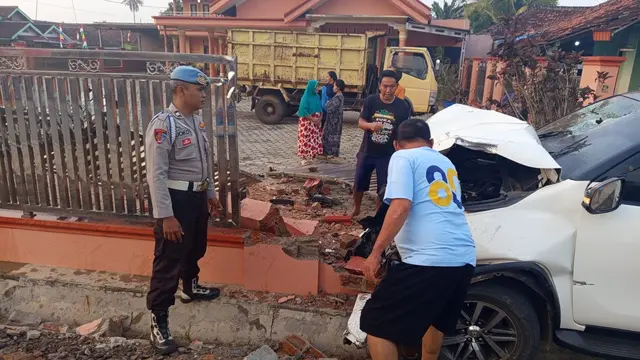 Mobil Fortuner yang dikemudikan Anggota DPRD Lampung Utara, Alex Sander ringsek parah usai menghantam pagar rumah warga