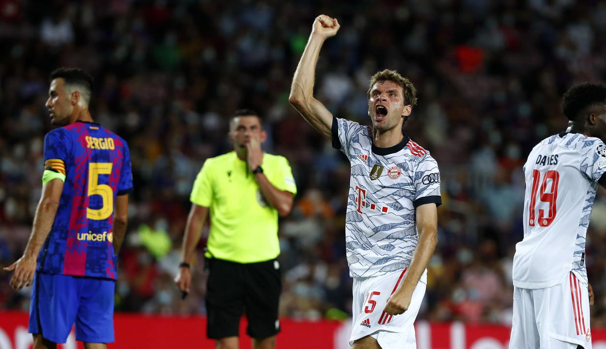 Memasuki setengah dari babak pertama, Bayern Munchen tampak meningkatkan serangan. Hasilnya, The Bavarians berhasil mencatatkan angka di papan skor pada menit ke-34. Thomas Mueller sukses menyelesaikan umpan pendek Sane menjadi tendangan keras yang membobol gawang ter Stegen. (Foto: AP/Joan Monfort)